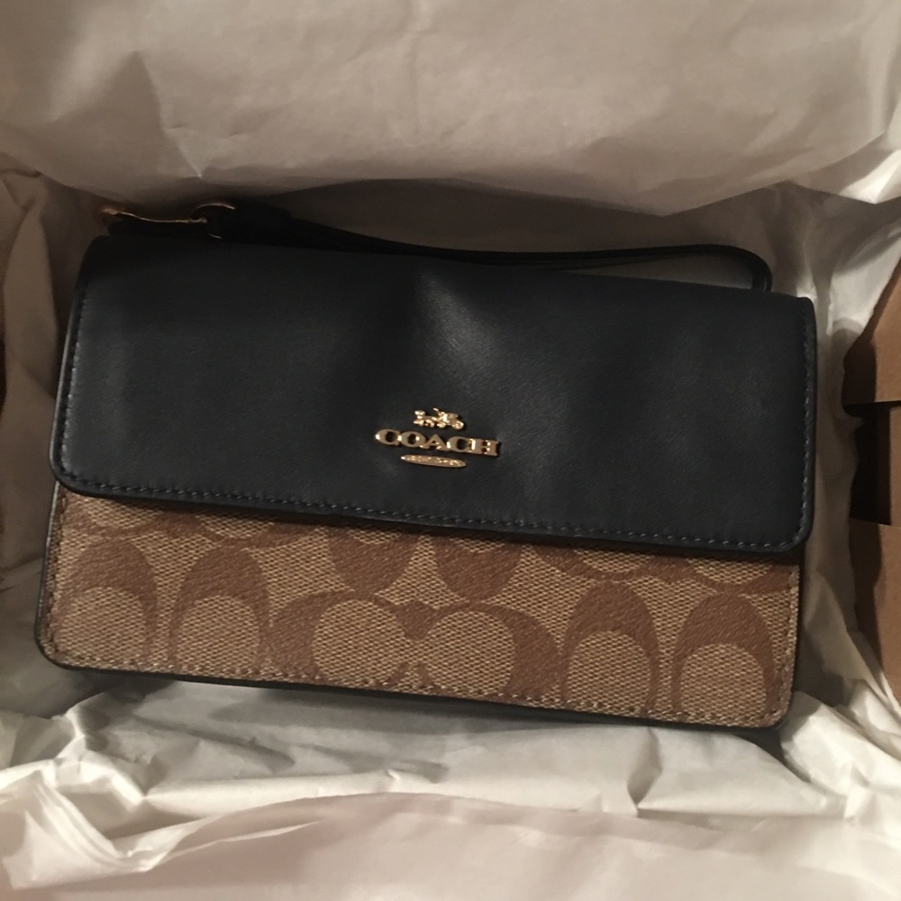 SALE!! Coach Wristlet comes in original box - Picture 15 of 16